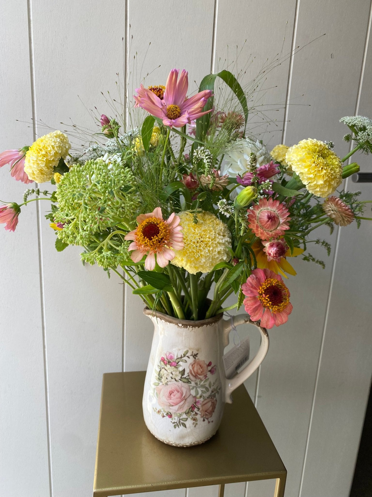 Brocante bloemenkan met rozen – 1,5 liter - Tuinkabouter Chrisje
