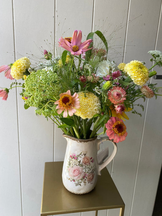 Brocante bloemenkan met rozen – 1,5 liter - Tuinkabouter Chrisje