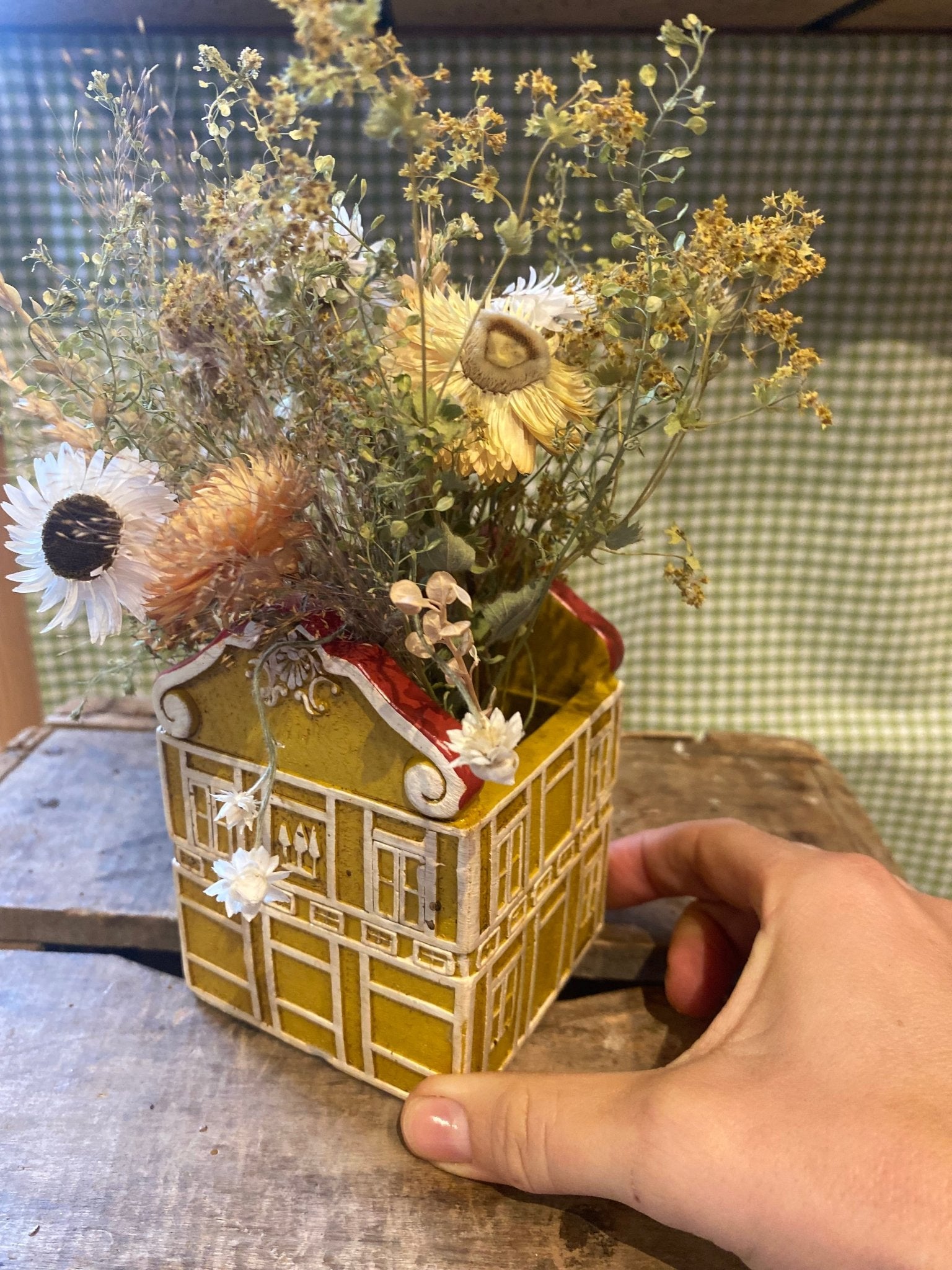 Huisje keramiek met droogbloemen - Tuinkabouter Chrisje