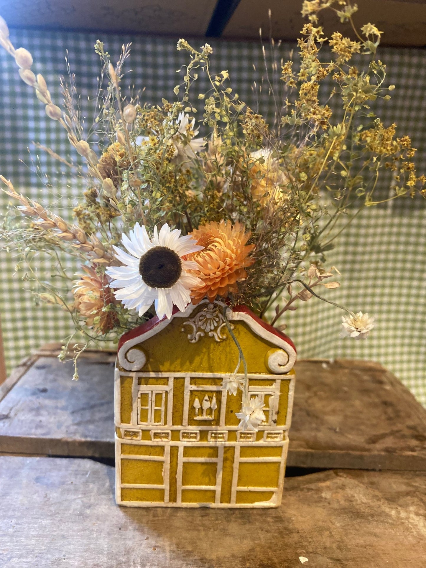 Huisje keramiek met droogbloemen - Tuinkabouter Chrisje