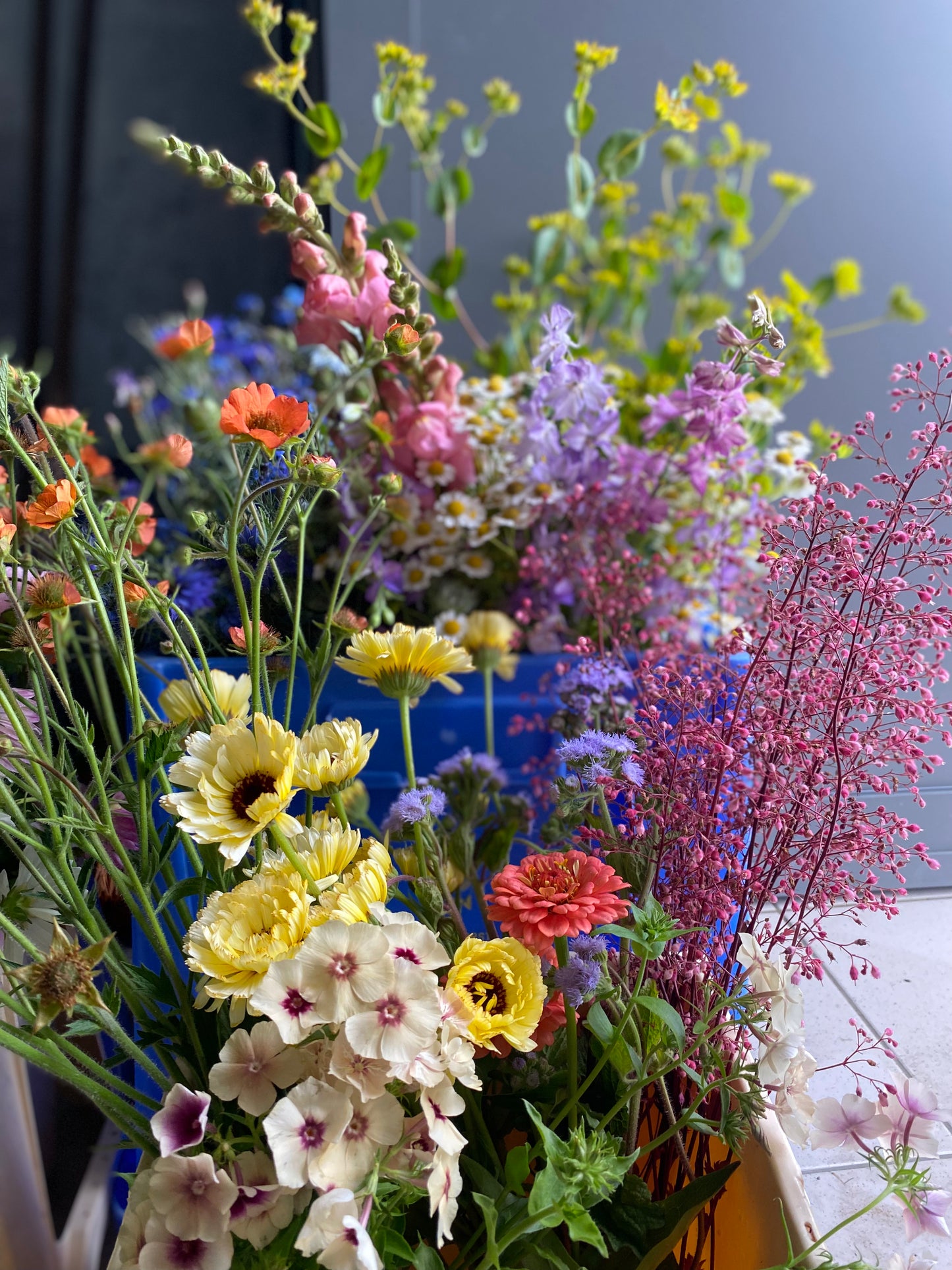 Seau de fête de fleurs de saison