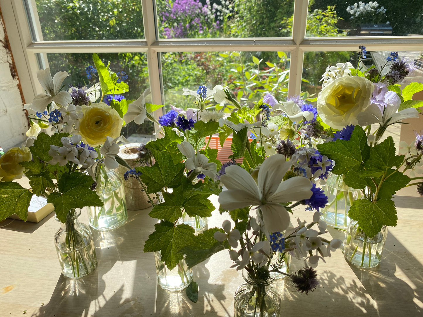 Petits vases de table remplis de fleurs fraîches